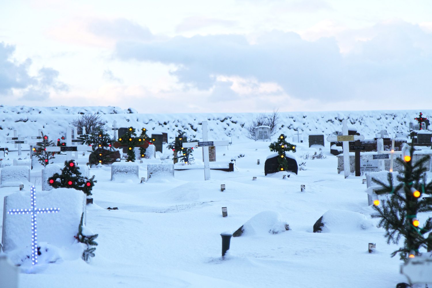 cimetière et croix lumineuses en islande