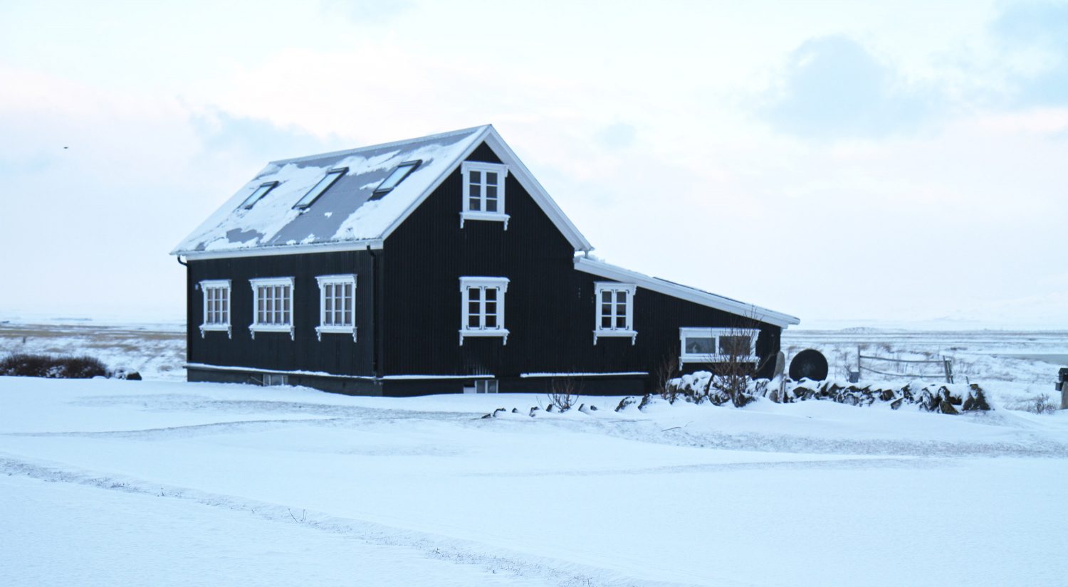 maison noire dans la neige en islande
