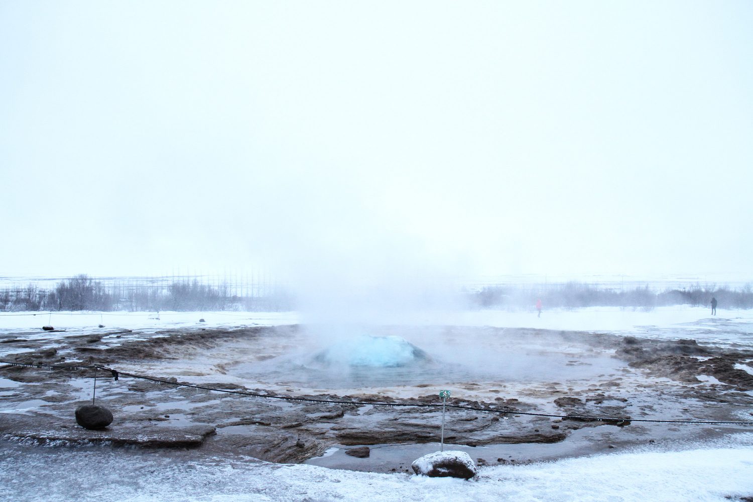 éruption de geyser en islande