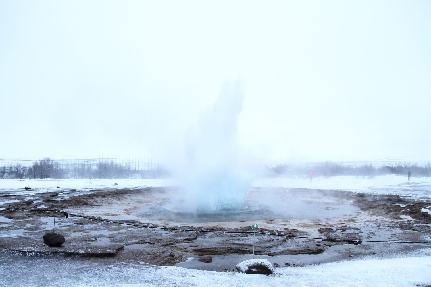 éruption de geyser en islande