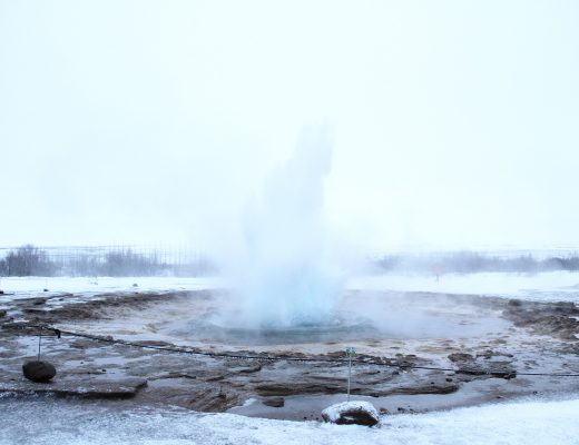 éruption de geyser en islande