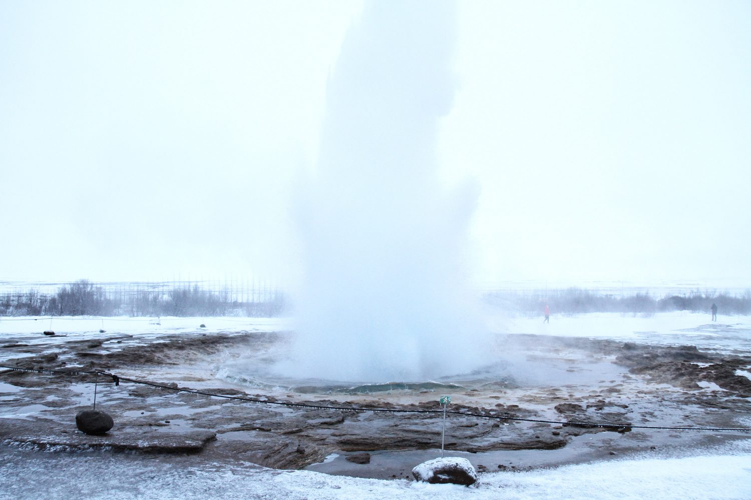 éruption de geyser en islande