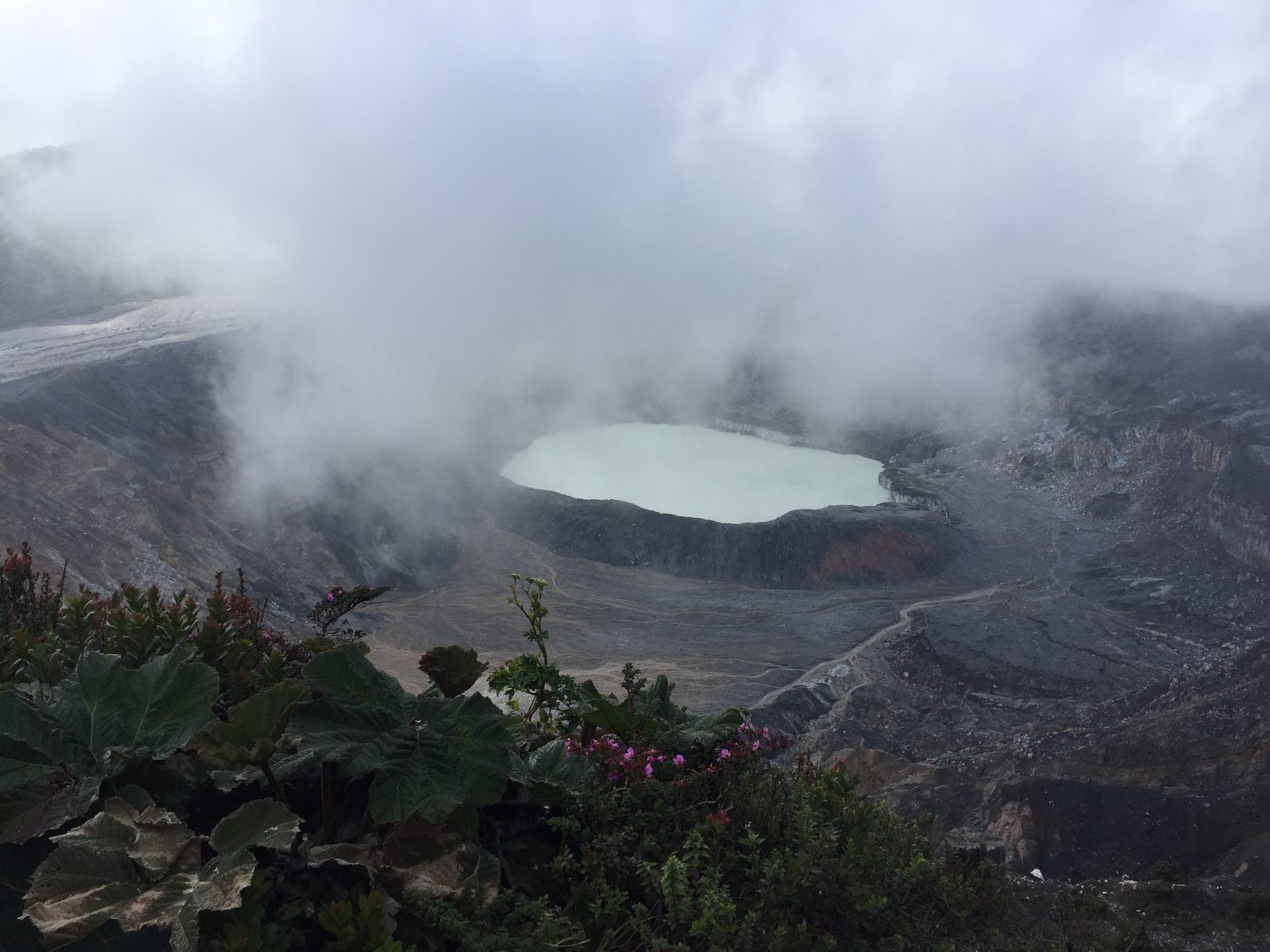 cratère du volcan Poás au costa rica