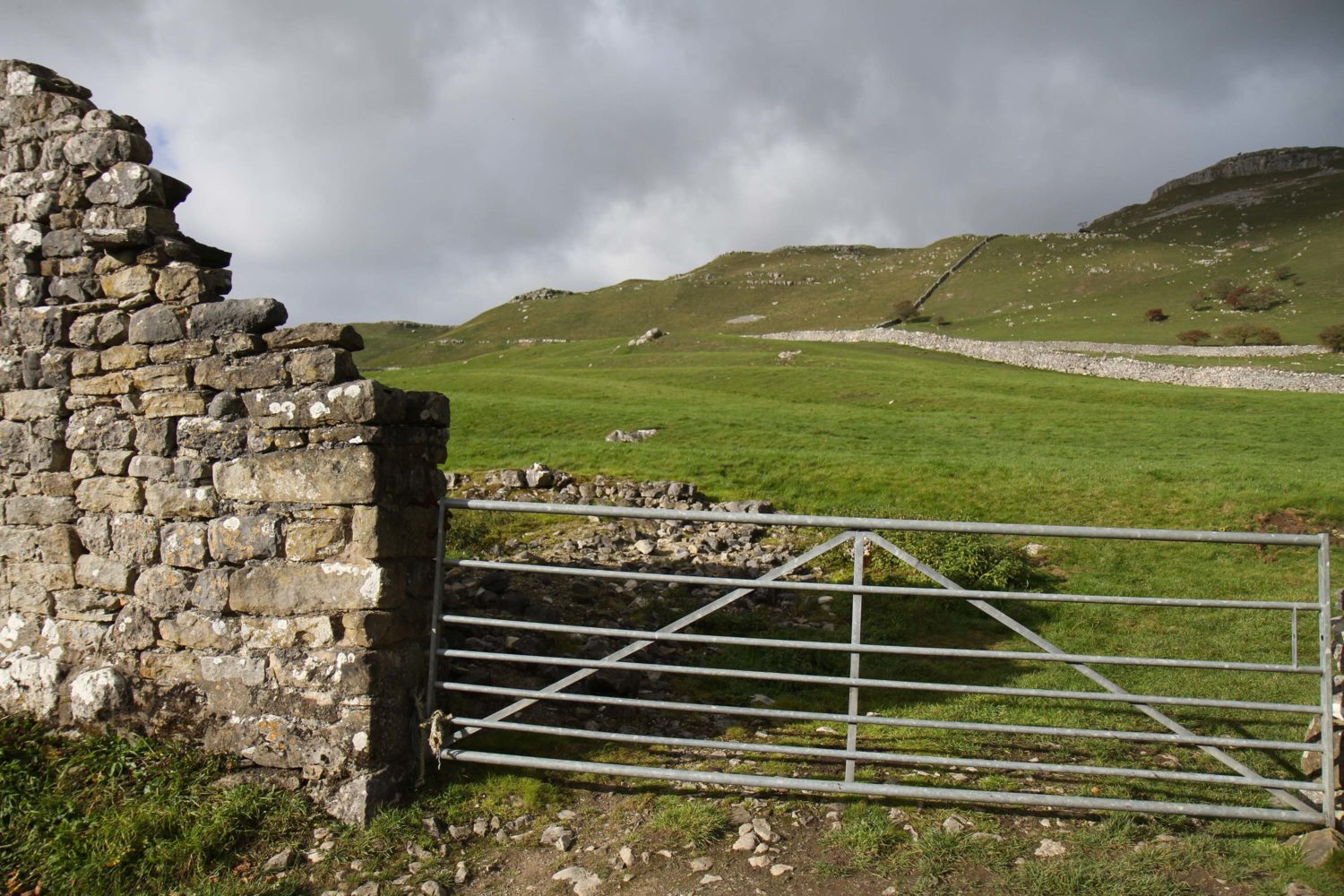 malham cove yorkshire dales