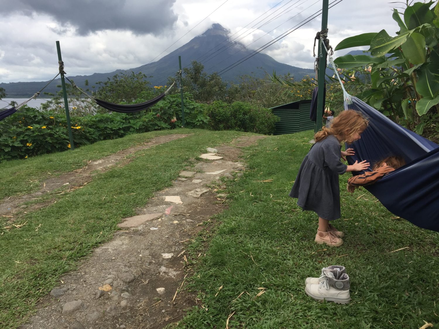 Sieste face au volcan Arenal, Costa Rica 