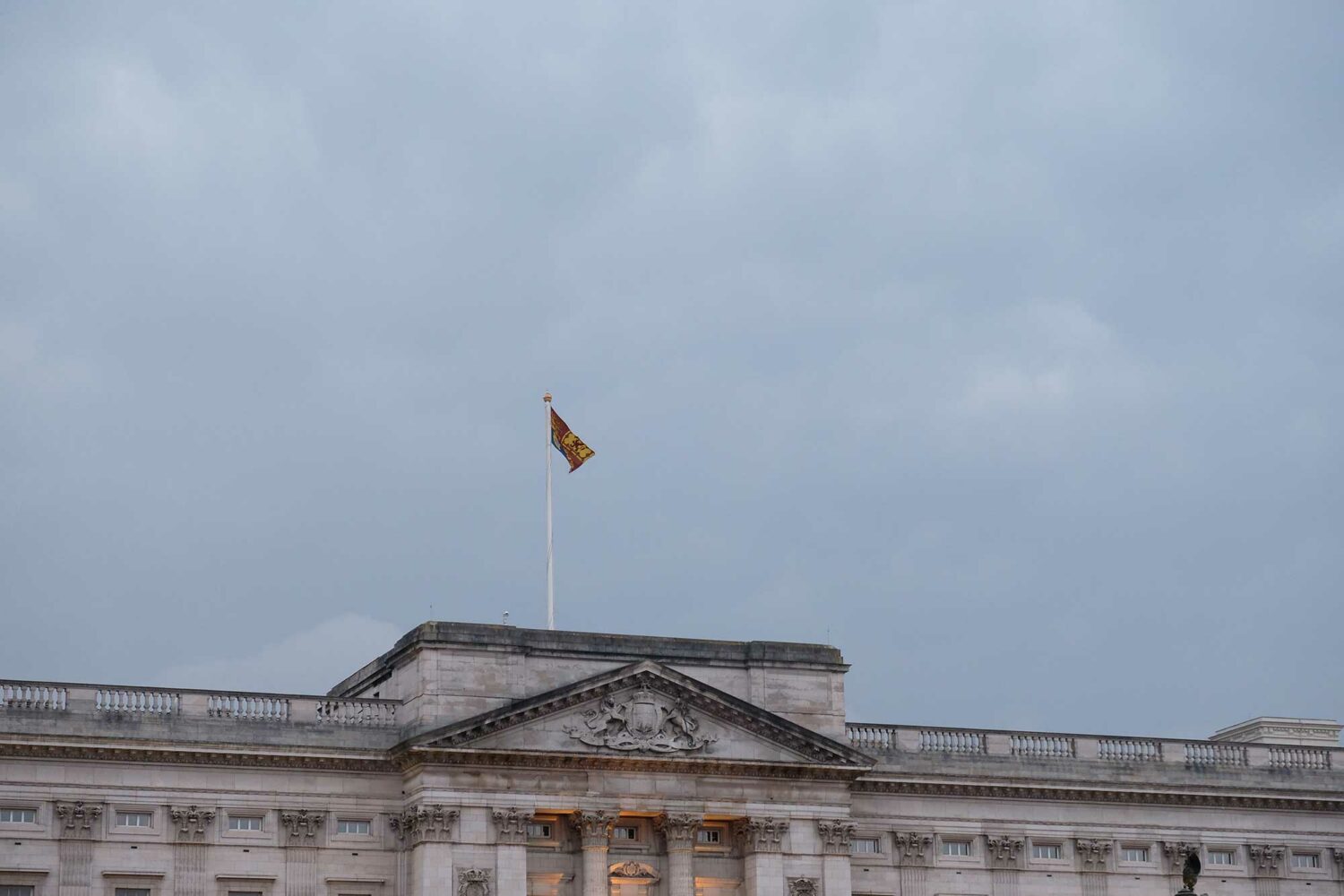 drapeau royal buckingham palace londres